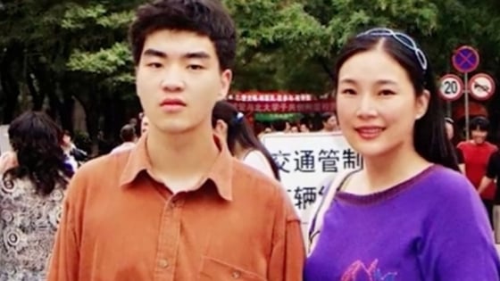 Chàng trai bị bại não lấy bằng thạc sĩ Harvard nhờ tình yêu bất diệt của mẹ