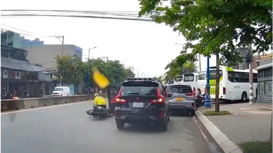 Lập biên bản tài xế  ô tô mở cửa bất cẩn, khiến tài xế xe ôm công nghệ té ngã rồi bắt đền 3 triệu đồng