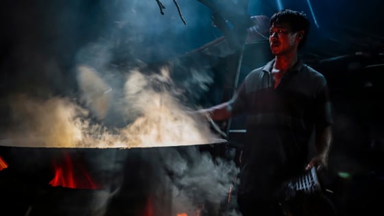 Đặc sản Bình Định ra lò ở một nơi 'nóng cháy da, khói chảy nước mắt', ám mùi mực, hầm hập nhiệt độ 70 độ C