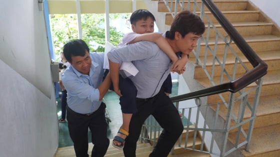  Tuyển sinh vào lớp 10 TP.HCM: Khoảnh khắc ấm lòng của nam sinh khuyết tật trong vòng tay bạn bè, thầy cô 