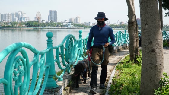 Dắt chó đi dạo thuê ở Hà Nội, người đàn ông ngoại quốc tiết lộ bí mật về nghề mà ai cũng tưởng đơn giản