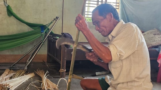 Không cần tha hương, bà con ngôi làng này ở Bình Định vẫn sống tốt nhờ nghề 'cha truyền con nối'