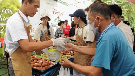 'Hành trình ấm áp của Báo Dân Việt: 102 tuần, hàng ngàn bữa cơm yêu thương được trao đi'
