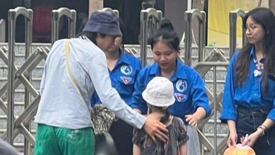 Thực hư câu chuyện 'gây bão': Anh trai thi vào lớp 10  ở Hà Nội dắt theo em gái nhỏ gửi ở cổng trường