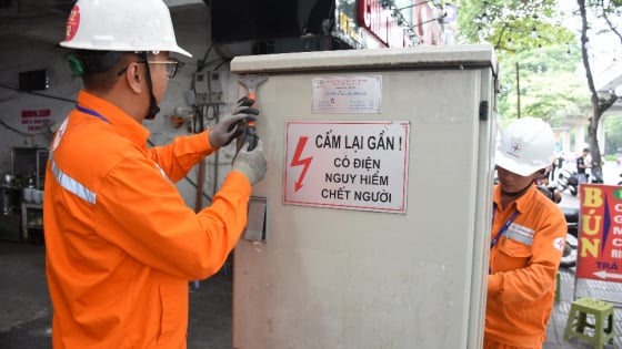 Bức xúc hiện tượng dán quảng cáo rao vặt đè cảnh báo“nguy hiểm điện cao áp”