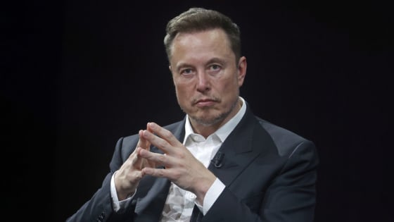 Ty phú Elon Musk hoảng loạn sau một bức ảnh từ Los Angeles