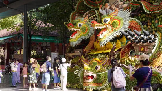Chiêm ngưỡng bộ sưu tập tạo hình trái cây nghệ thuật khổng lồ ở TP.HCM