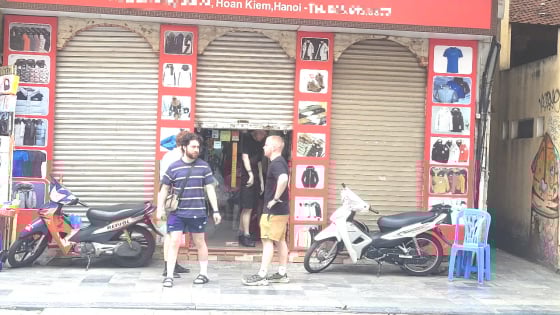 Bất ngờ với cách bán hàng 'hé cửa' của tiểu thương phố cổ Hà Nội