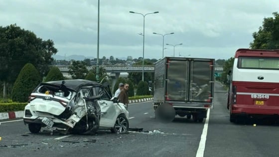 Va chạm với xe khách trên cao tốc Liên Khương - Prenn, xe con biến dạng, 5 người bị thương