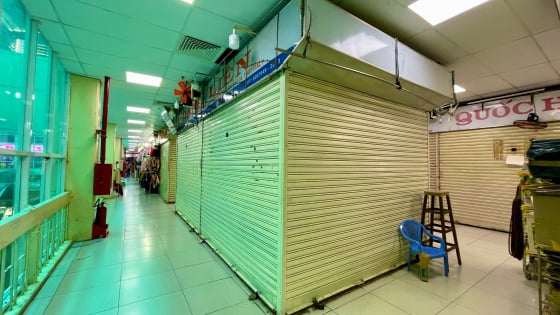 Không nhận ra thiên đường mua sắm ở TP.HCM, quầy sạp đóng hàng loạt, cả tầng chỉ còn đúng vài người bán