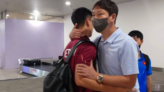 HLV Kim Sang-sik chia tay ĐT Việt Nam ngay tại sân bay