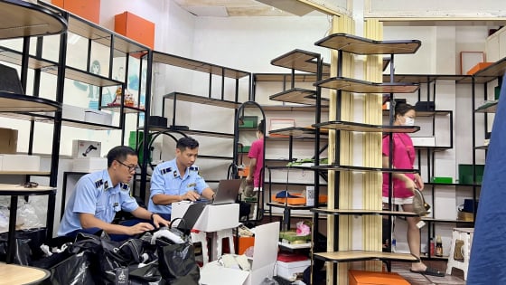 Saigon Square tiếp tục bị kiểm tra, nhiều sạp đómg cửa né tránh