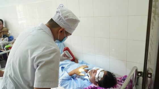 Người đàn ông đi đường bị máy bay không người lái chém trúng đầu