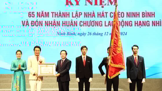 Nghệ sĩ Nhân dân quê Ninh Bình là Giám đốc Nhà hát chèo Ninh Bình xuất sắc ở vai trò đạo diễn và quản lý