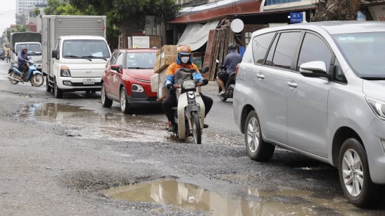 Người dân khổ sở đi lại trên tuyến đường dài 2 km làm gần 10 năm không xong ở Hà Nội