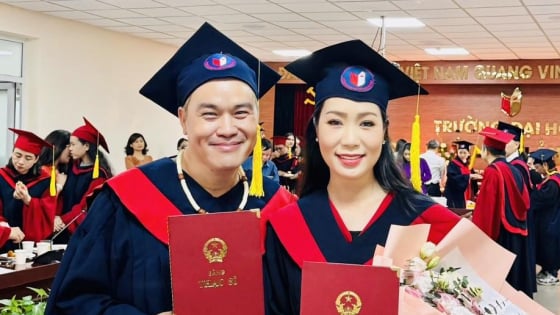 Danh hài giàu có bậc nhất showbiz gây sốc với hình ảnh khác lạ tại lễ tốt nghiệp thạc sĩ