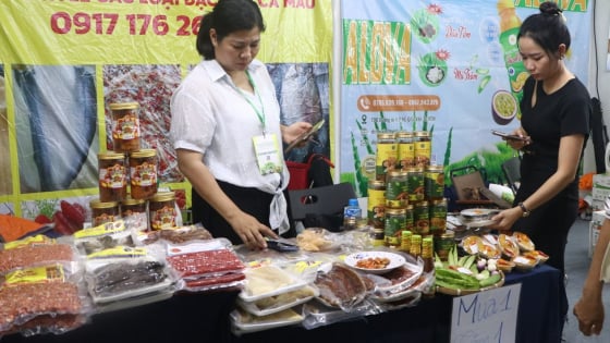 TP.HCM triển lãm nông nghiệp công nghệ cao, thực phẩm, cá khô, lạp xưởng... hút khách mua