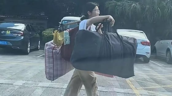 Nữ sinh gánh hành lý về quê sau kỳ thi đại học, truyền cảm hứng mạnh mẽ