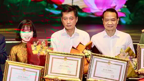 Báo Nông Thôn Ngày Nay nhận bằng khen của UBND TP.HCM