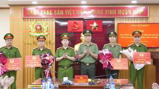 Giám đốc Công an tỉnh Thanh Hóa thưởng nóng các đơn vị có thành tích xuất sắc trong đấu tranh phòng, chống tội phạm