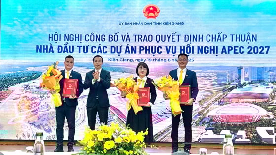 Kiên Giang công bố và trao các quyết định chấp thuận nhà đầu tư các dự án phục vụ hội nghị APEC 2027