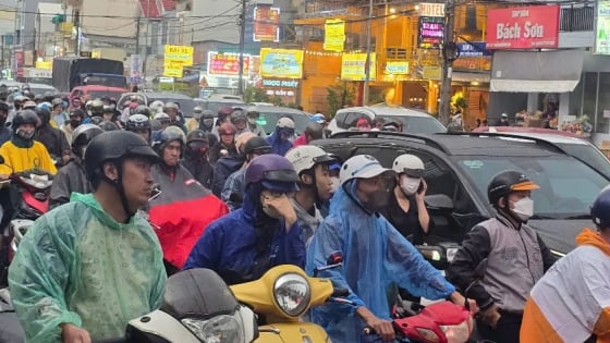 Mưa lớn kéo dài, Cần Thơ ngập sâu, kẹt xe cục bộ nhiều tuyến đường