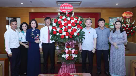 Chủ tịch Hội Nông dân Việt Nam Lương Quốc Đoàn chúc mừng Báo Nông thôn Ngày nay/Dân Việt nhân ngày 21/6 