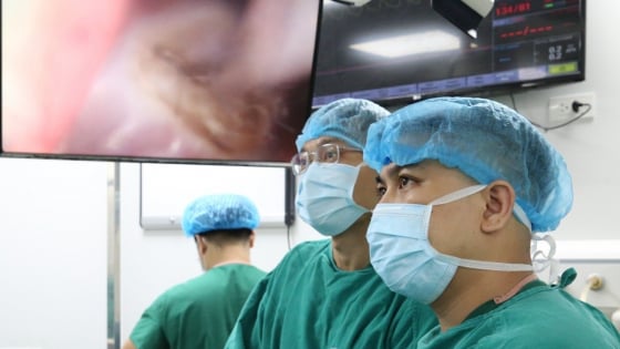 Xấu hổ vì toàn thân thường 'ướt sũng', thiếu nữ sống mặc cảm, thu mình