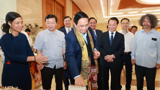 Thăm gian hàng sản phẩm OCOP, Thủ tướng Phạm Minh Chính thưởng thức trà Đinh Thái Nguyên, đặt tên 'Bình An” cho sản phẩm gốm