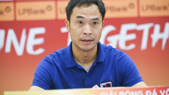 HLV Lê Đức Tuấn kiến nghị về sân bãi trong trận đá play-off với đội của Công Phượng
