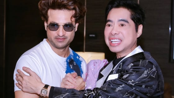 Diễn viên Himanshu Soni nổi tiếng với vai Đức Phật bay từ Ấn Độ sang Thái Lan gặp danh ca Ngọc Sơn