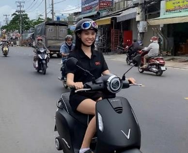 Gen Z “dính” VinFast Evo200 chỉ sau một lần chạy thử: “Đi xe điện vừa tiết kiệm vừa không phải chờ đổ xăng như trước”