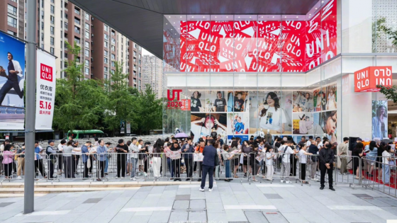 Uniqlo hứng chỉ trích vì cáo buộc 'chiếc gương nói dối'
