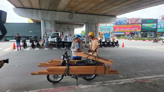 CSGT TP.HCM xử lý hàng loạt xe không đảm bảo tiêu chuẩn an toàn
