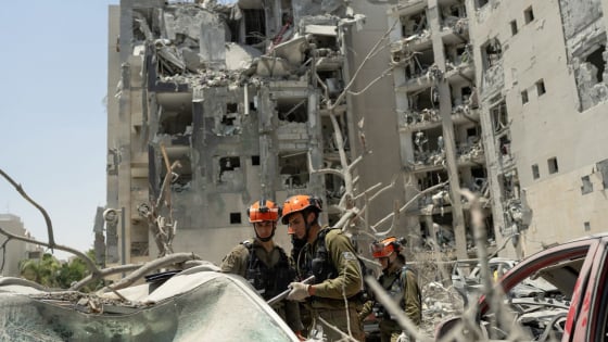 Cả Israel và Iran đều tuyên bố chiến thắng sau lệnh ngừng bắn do Mỹ làm trung gian