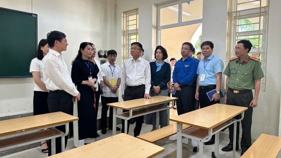 Phó Thủ tướng Lê Thành Long kiểm tra công tác chuẩn bị kỳ thi tốt nghiệp THPT 2025 tại Quảng Ninh