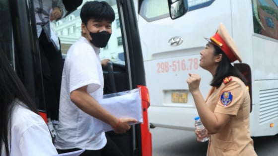 Trường học thuê xe khách, đưa hơn 500 sĩ tử đi thi tốt nghiệp THPT 2025  
