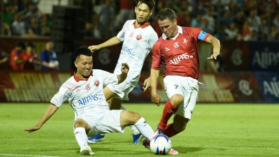 Đà Nẵng: Michael Owen toả sáng trong ngày huyền thoại M.U giành chiến thắng trên sân Hoà Xuân