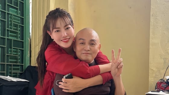 Cặp diễn viên nổi tiếng ngoài đời gọi nhau là 'bố con' ngại khi đóng vợ chồng trên phim