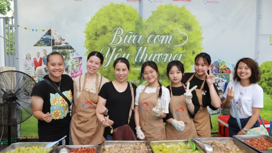 105 tuần Báo Dân Việt tổ chức “Bữa Cơm Yêu Thương”: Sẻ chia may mắn, nhận về những yêu thương! 