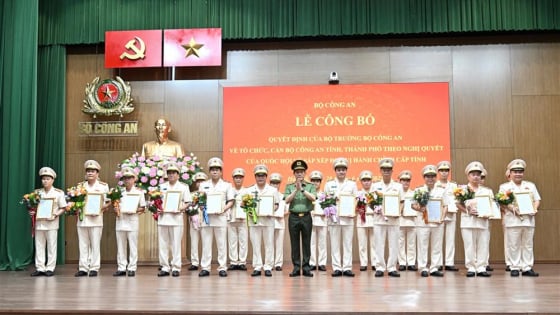 Đại tướng Lương Tam Quang trao quyết định cho 34 Giám đốc công an tỉnh, thành, Thiếu tướng Mai Hoàng phát biểu nhận nhiệm vụ