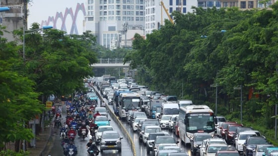 Ảnh ấn tượng tuần: Hà Nội lắp đặt dải phân cách cứng và  nườm nượp du khách thả dáng tại bãi biển đẹp nhất hành tinh