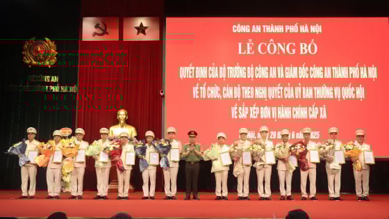Hà Nội công bố 126 công an cấp xã, trao quyết định bổ nhiệm các Trưởng công an xã, phường