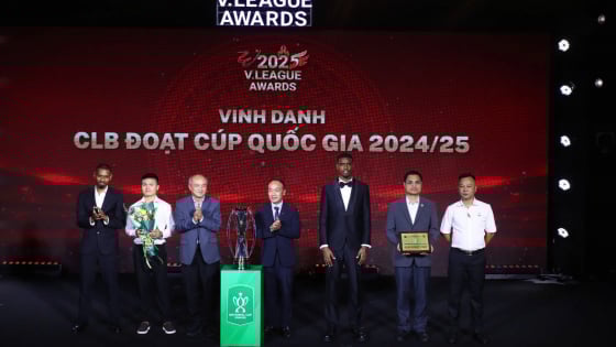 Bộ trưởng Lương Tam Quang thưởng CLB CAHN 1 tỷ đồng