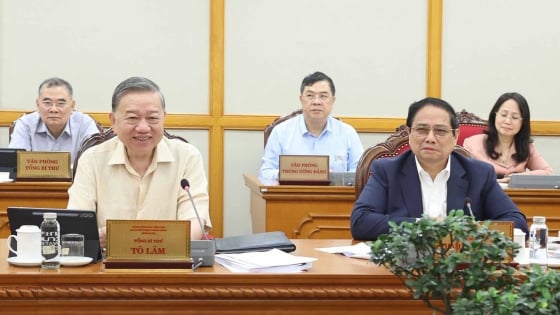 Bộ Chính trị: Khẩn trương rà soát, sửa đổi quy định về chế độ, tiền lương với cán bộ, công chức