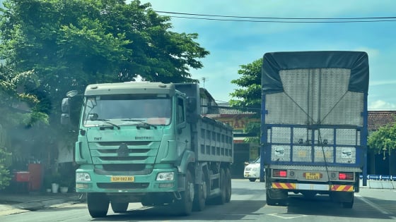 Đà Nẵng: Xe tải trọng tải lớn, xe khách chen nhau chạy, người dân không dám mở cửa nhà 