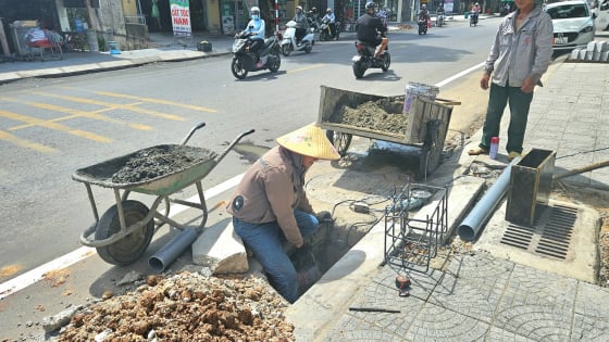 Nghịch lý ở Quảng Trị: Hố ga thoát nước lại nằm trên... vỉa hè