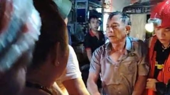 Đà Nẵng: Mưa lớn, người đàn ông điều khiển xe máy bị dòng nước cuốn xuống kênh thoát nước