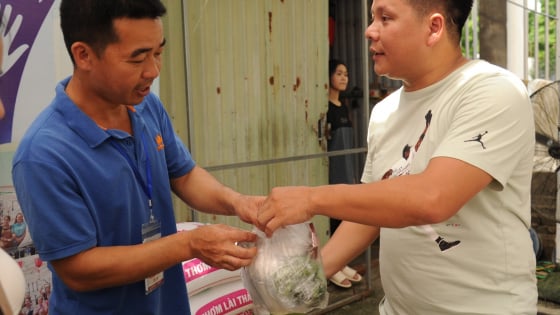 'Bữa Cơm Yêu Thương' số 106 - Báo Dân Việt lan tỏa hơi ấm tình người giữa lòng Thủ đô