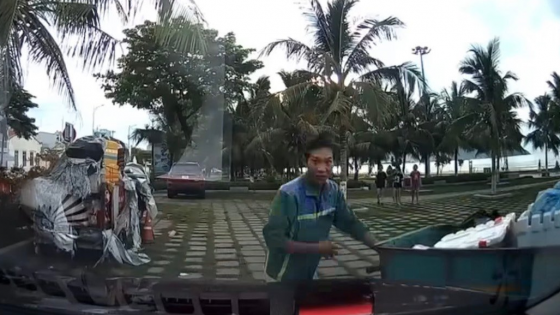 Đụng xe sang khi đang đẩy rác, người công nhân dọn rác ở biển Quy Nhơn Gia Lai, có hành động tử tế gây 'bão mạng'
